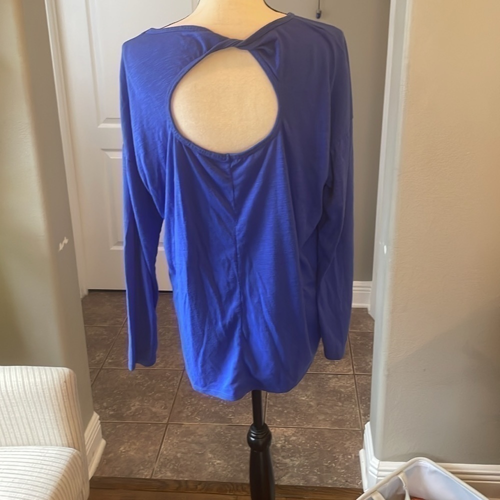 EUC Gaiam Blue Long Sleeve Top with Twist Back Size Medium - Picture 4 of 6